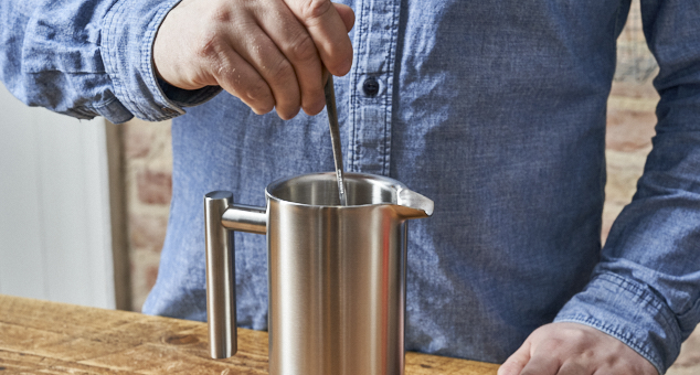 Kaffee wird in einer Edelstahl French Press umgerührt