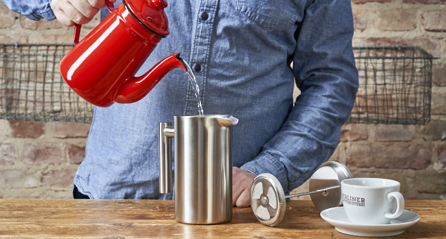 Edelstahl French Press wird mit roter Kalita Wasserkanne ausgespühlt