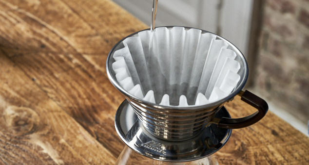 Kalita Handfilter mit Kalita Papierfilter wird angefeuchtet