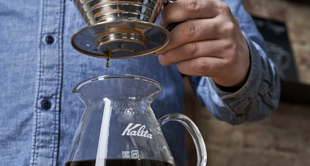 Kalita Handfilter wird von Kalita Kanne heruntergenommen