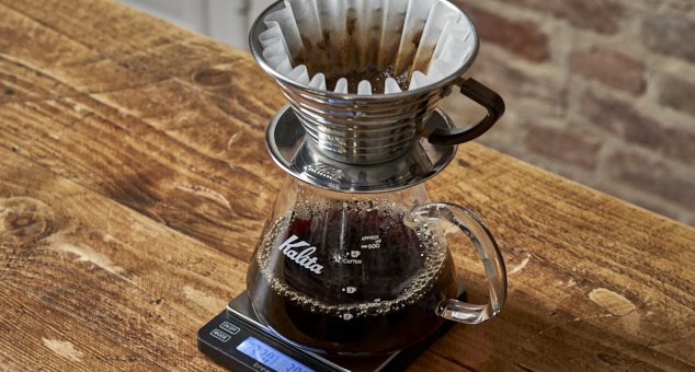 Kalita Handfilter wird zum brühen hingestellt in rustikalem Ambiente